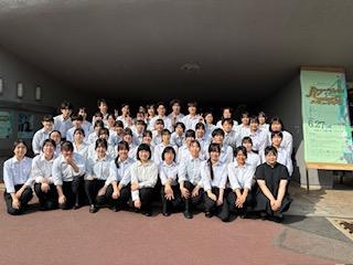 終演後、ホール前での集合写真♩